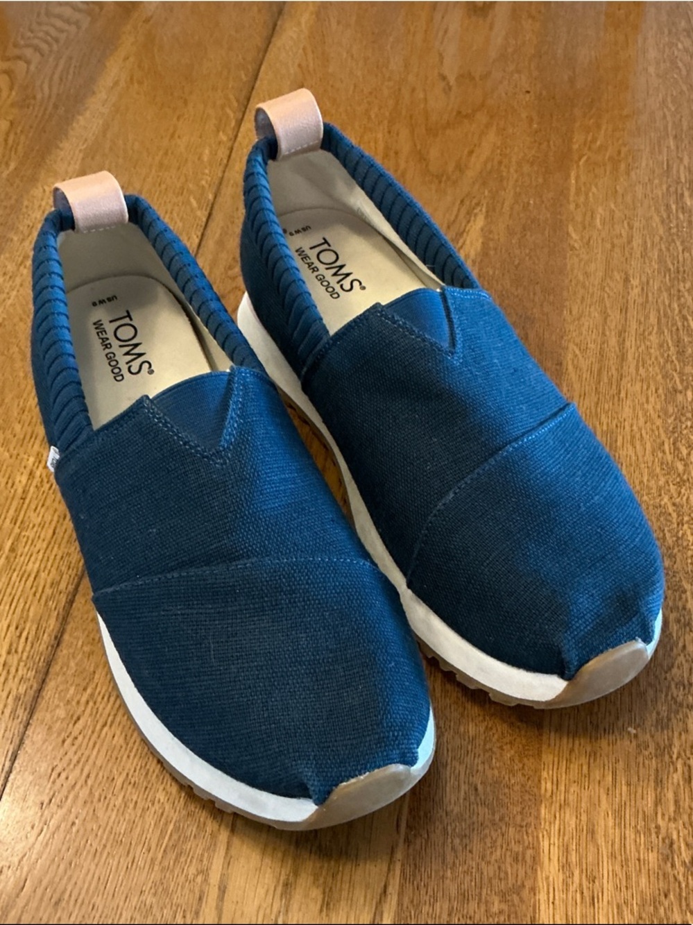 Woman’s Toms navy platform slip on shoe. Size 9. Rib knit around back. Loop.